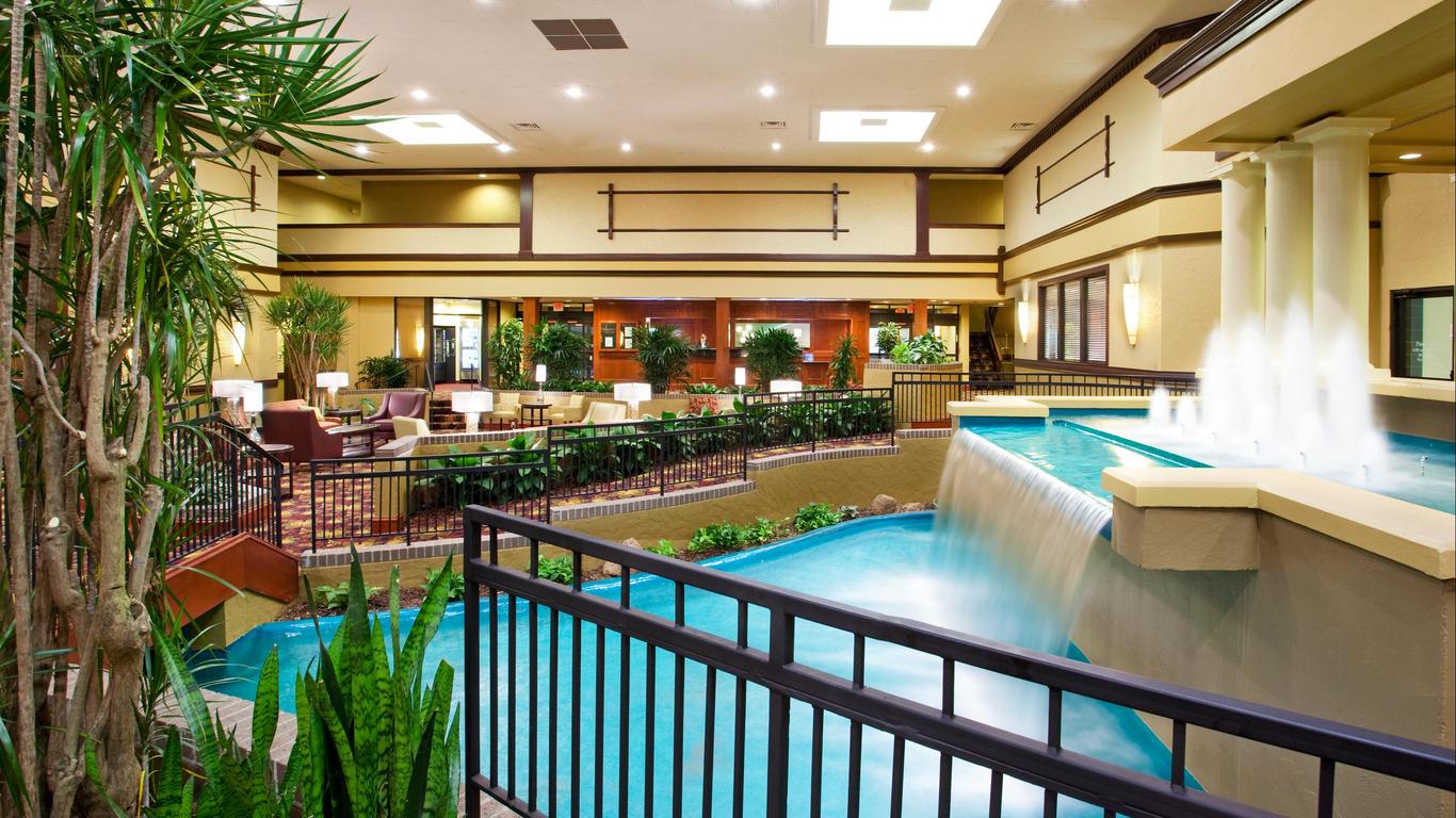 Holiday Inn & Suites Cincinnati-Eastgate (I-275e)