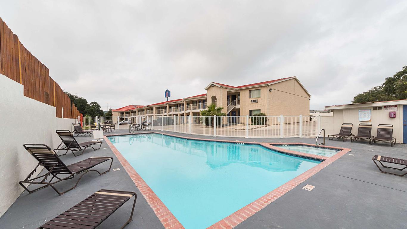 Motel 6 San Antonio - Fiesta Trails